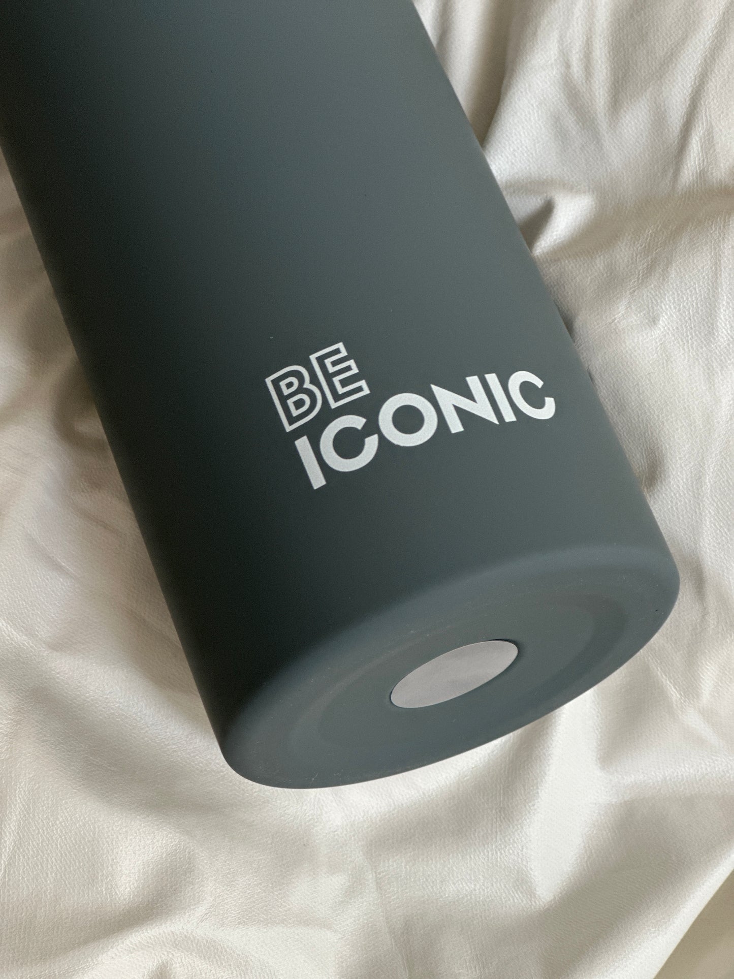 CREAM | Be Iconic 1 liter Water Bottle