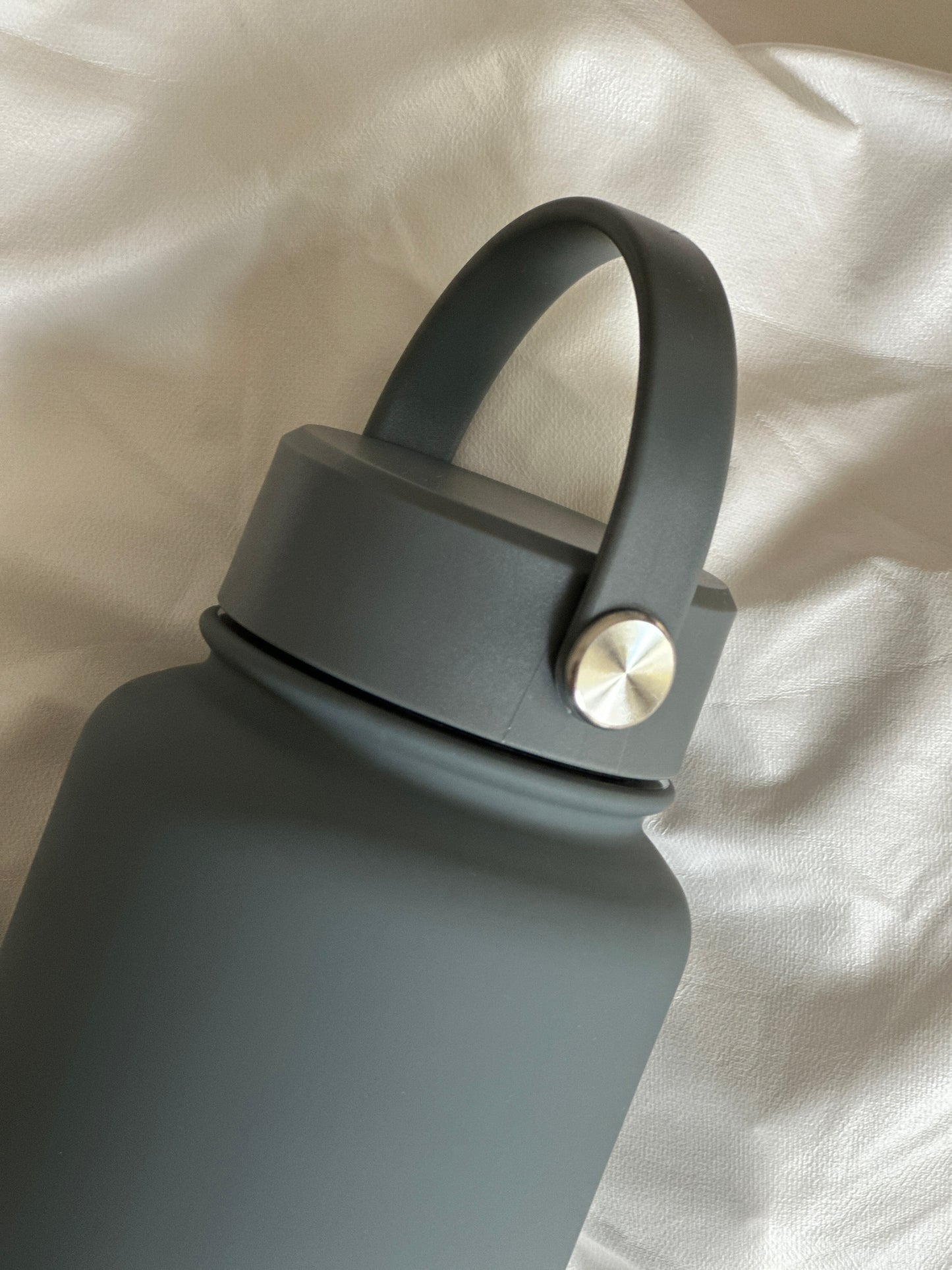 CREAM | Be Iconic 1 liter Water Bottle
