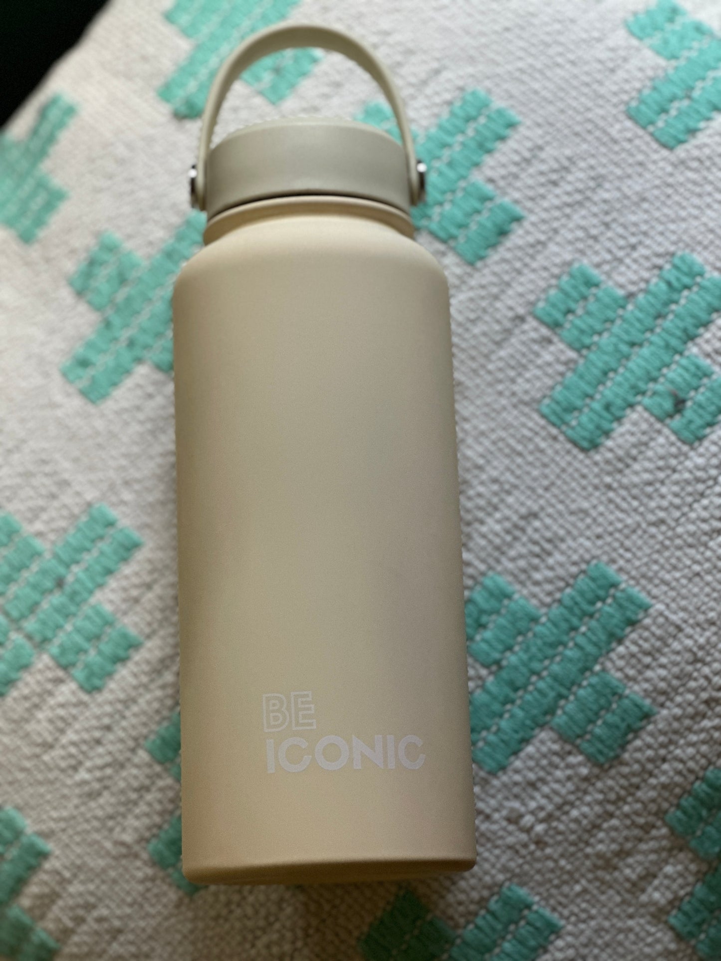 CREAM | Be Iconic 1 liter Water Bottle